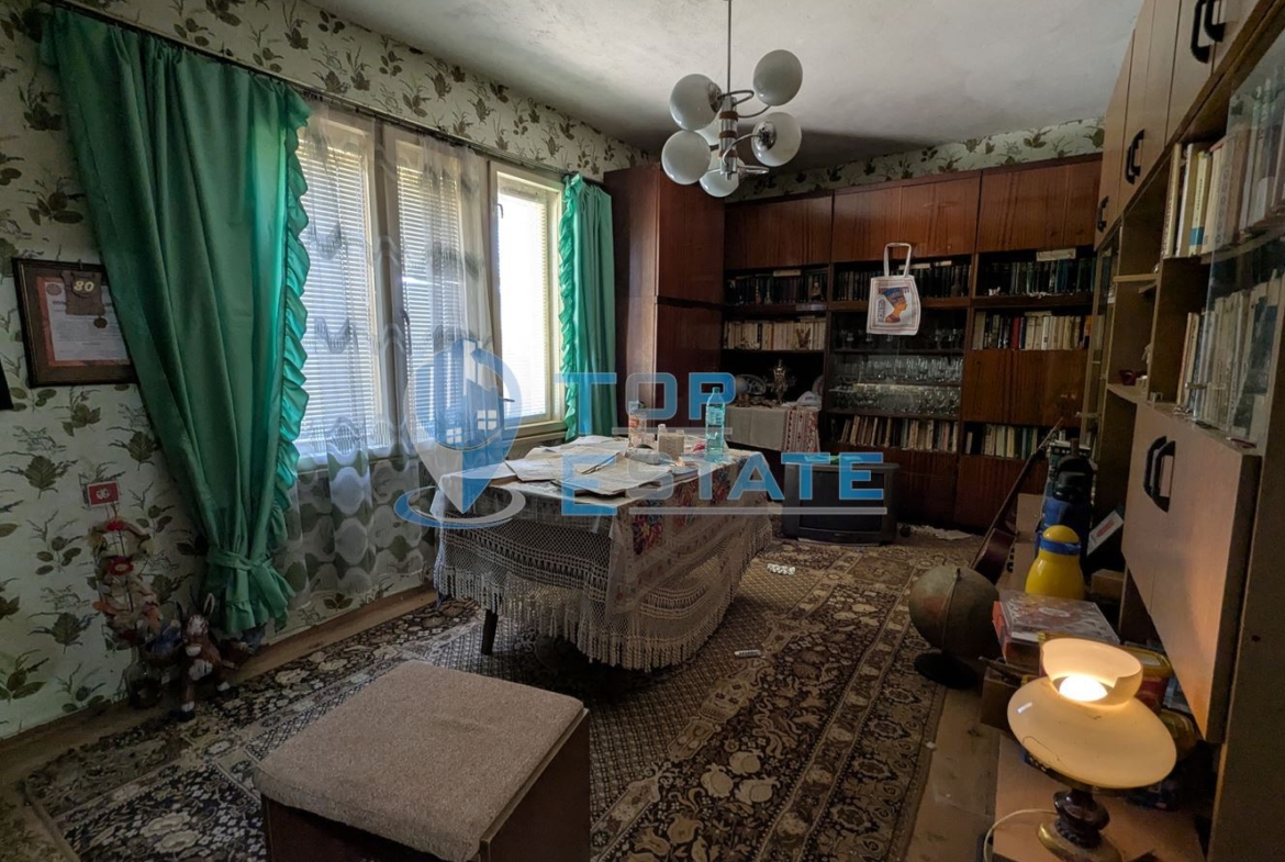 Тухлена къща на тиха и спокойна улица в село Поликраище, област Велико Търново - 0