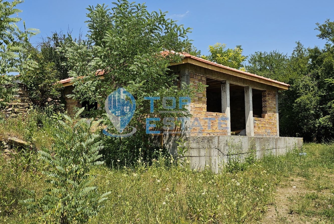 Голям панорамен парцел с къща на груб строеж със завършен покрив в село Славейково, област Габрово - 0