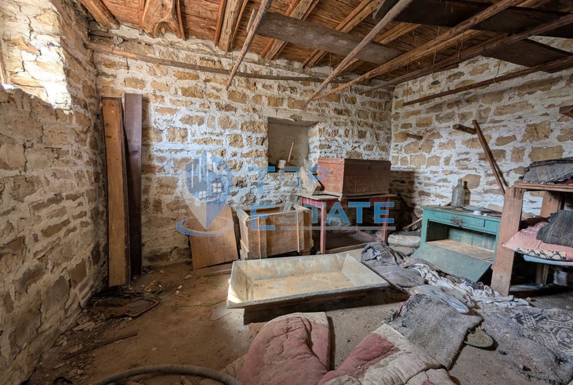 Двуетажна къща с голям двор и кладенец в село Иванча - 0