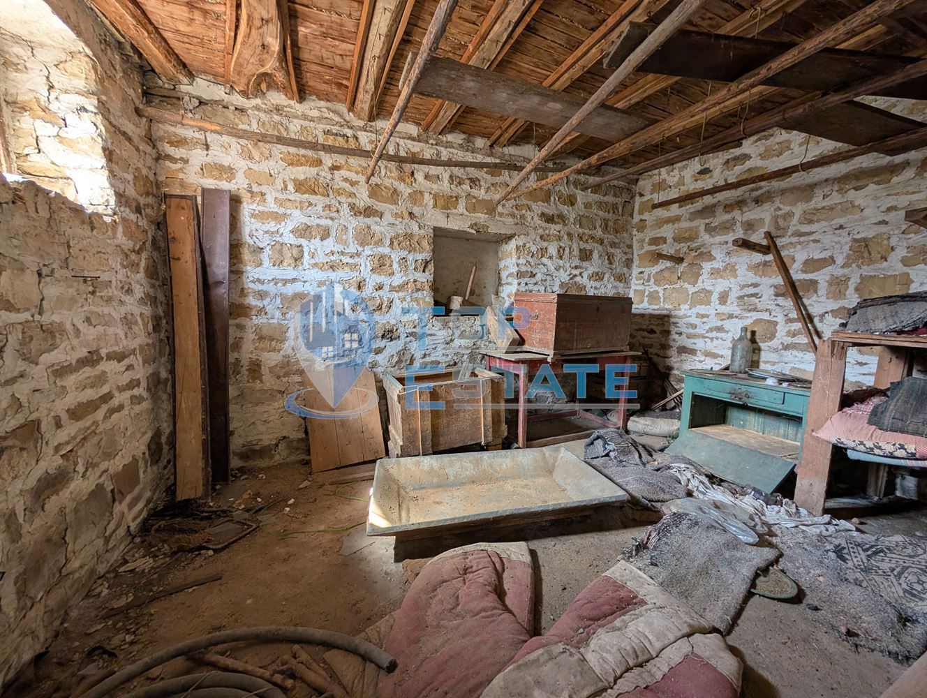 Двуетажна къща с голям двор и кладенец в село Иванча - 0