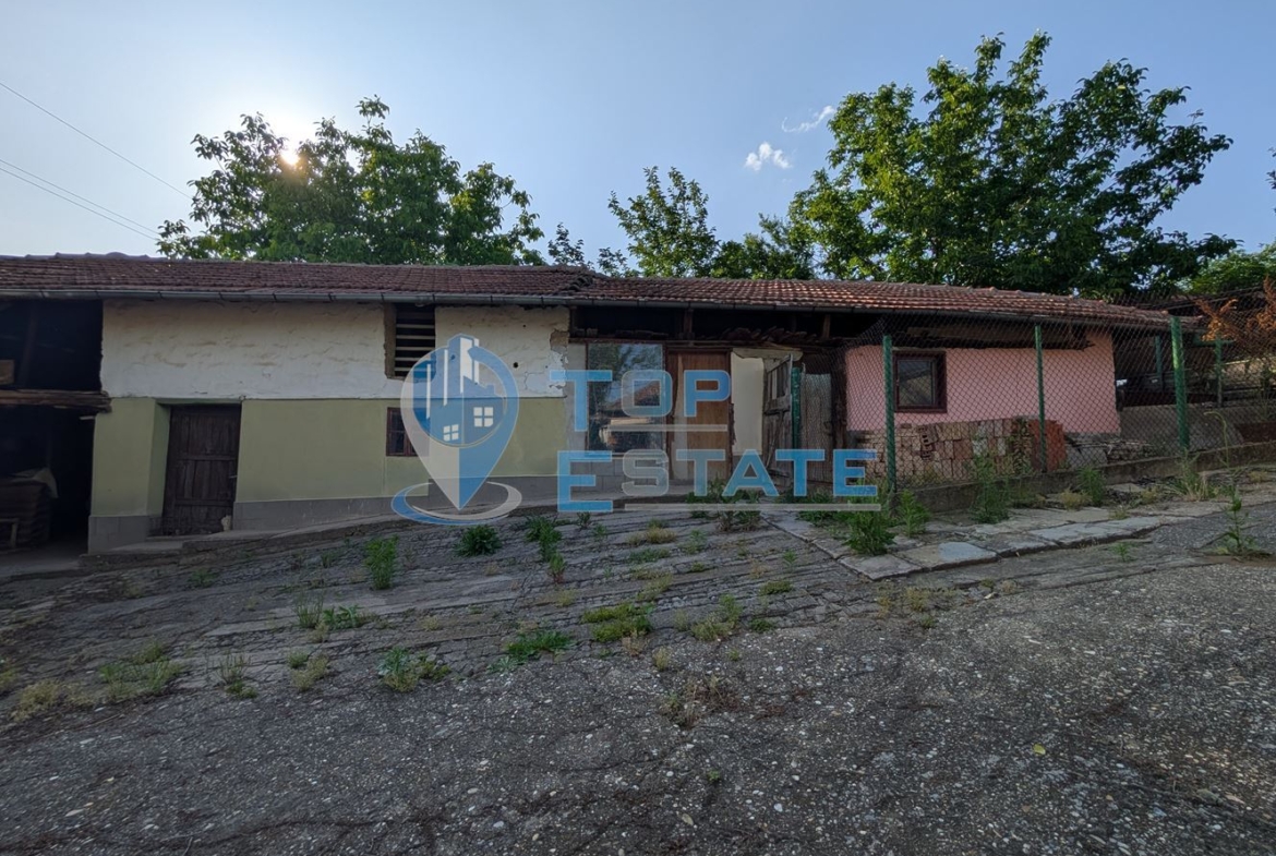 Едноетажна къща с множество стопански постройки и голям двор в село Хаджидимитрово - 0