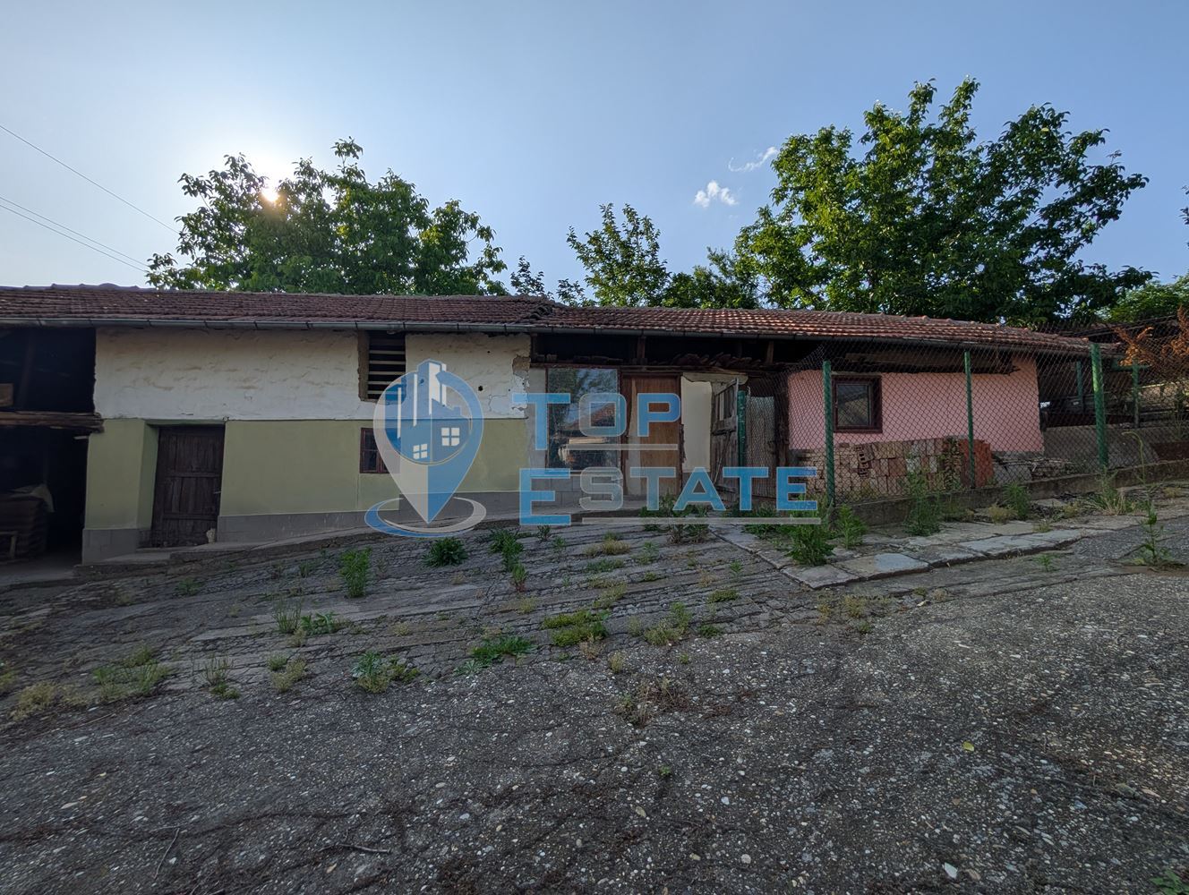 Едноетажна къща с множество стопански постройки и голям двор в село Хаджидимитрово - 0