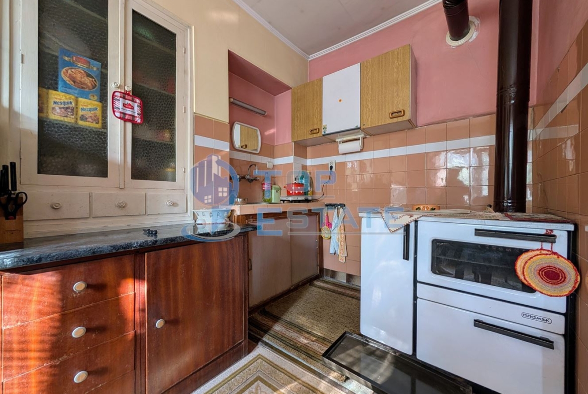 Едноетажна къща с множество стопански постройки и голям двор в село Хаджидимитрово - 0