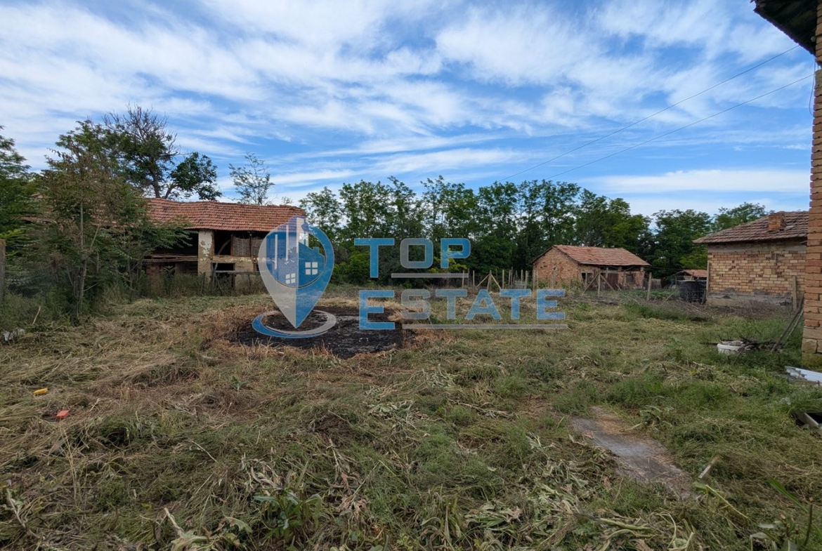 Тухлена къща с голям двор и кладенец в село Караисен, община Павликени, област Велико Търново - 0