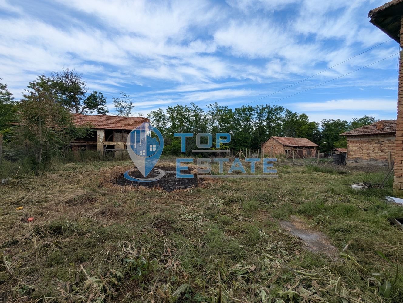 Тухлена къща с голям двор и кладенец в село Караисен, община Павликени, област Велико Търново - 0