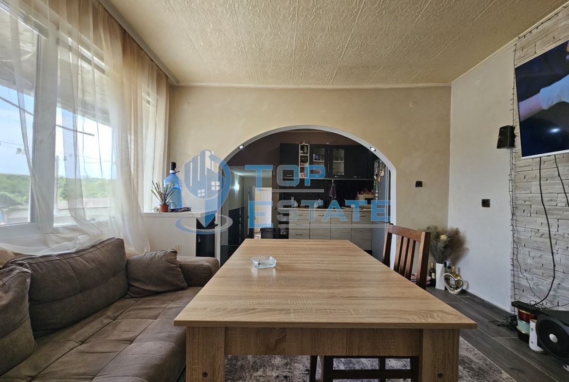 Двуетажна обзаведена и ремонтирана къща с три спални в село Страхилово, област Велико Търново - 0