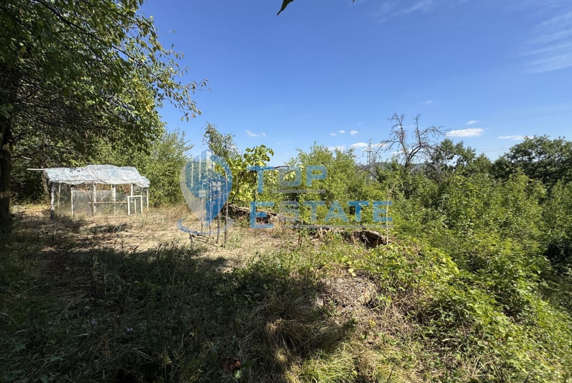 Двуетажна тухлена къща с кладенец и голям двор в село Гоздейка, област Велико Търново - 0