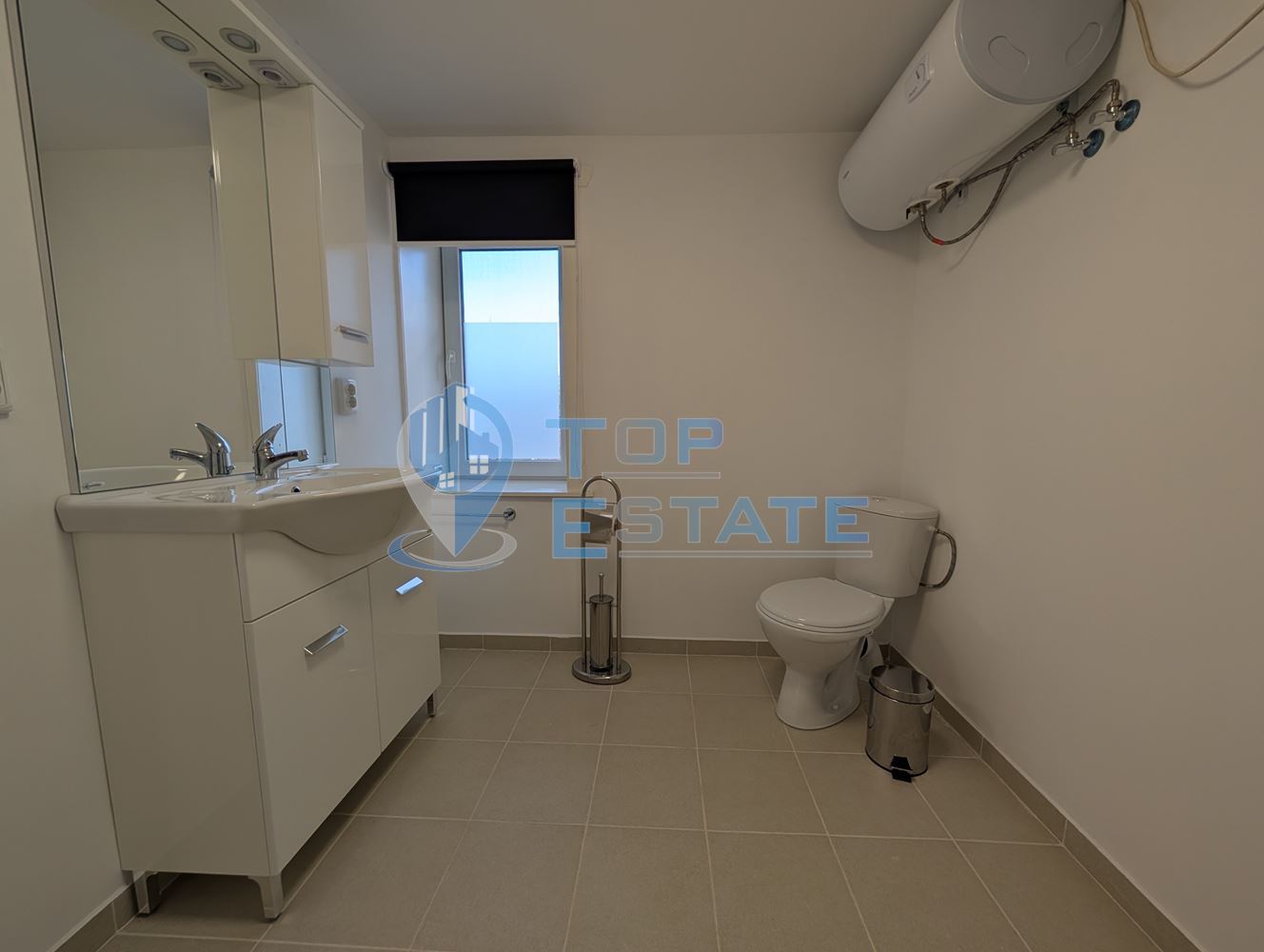 Реновирана тухлена къща с красива панорама и басейн в село Садина-0 Реновирана тухлена къща с красива панорама и басейн в село Садина - 0