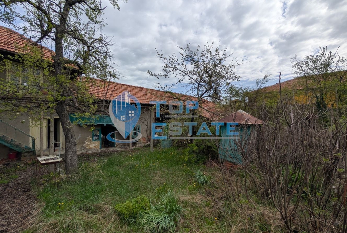 Двуетажна старинна къща с кладенец в село Малки Вършец - 0