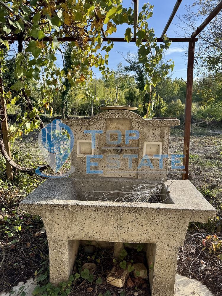 Двуетажна тухлена къща с кладенец в с. Михалци, област Велико Търново.-0 Двуетажна тухлена къща с кладенец в с. Михалци, област Велико Търново. - 0