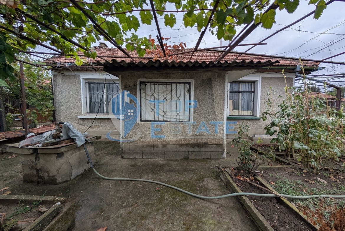 Едноетажна къща с кладенец и гараж в квартал Калтинец, град Горна Оряховица - 0