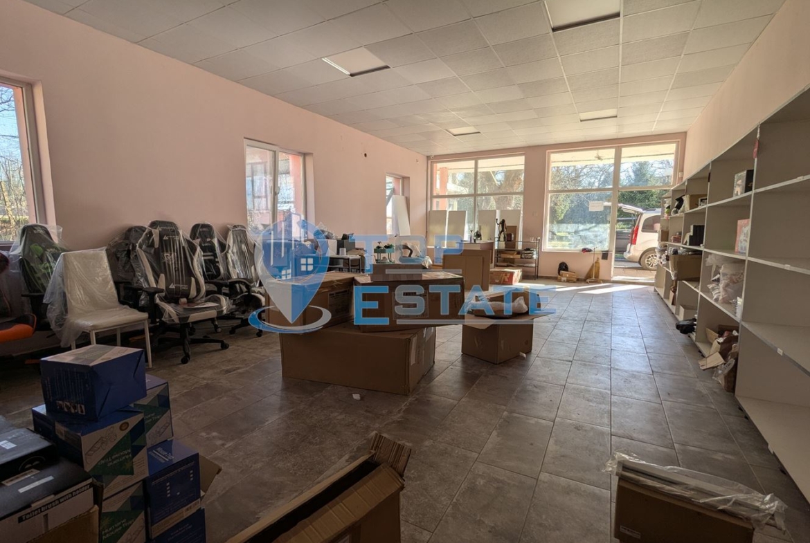 Търговско помещение на центъра на село Първомайци, област Велико Търново - 0