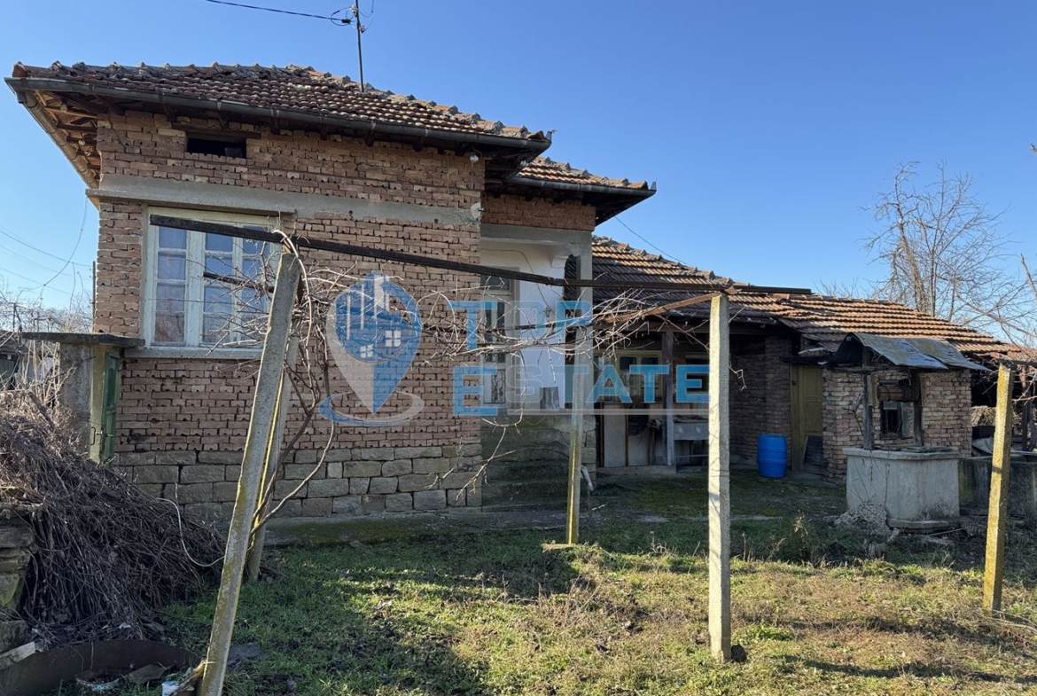 Тухлена къща с кладенец в с. Козаревец, област Велико Търново - 0