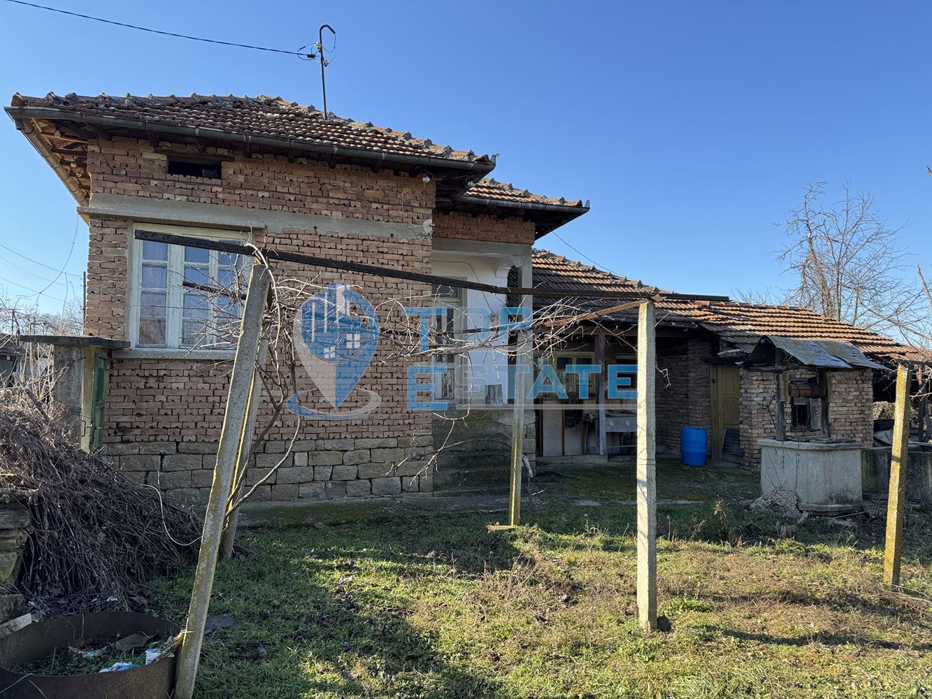 Тухлена къща с кладенец в с. Козаревец, област Велико Търново - 0