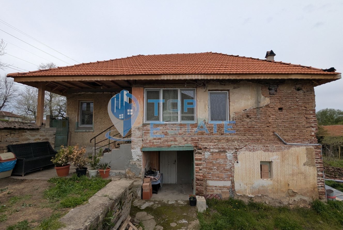 Ремонтирана тухлена къща на главната улица в село Добри дял, обл. Велико Търново - 0