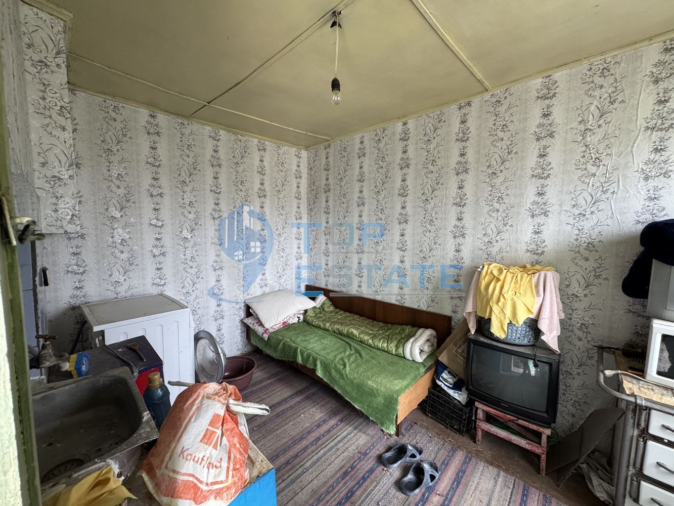 Двуетажна тухлена къща с кладенец в село Ресен, област Велико Търново - 0