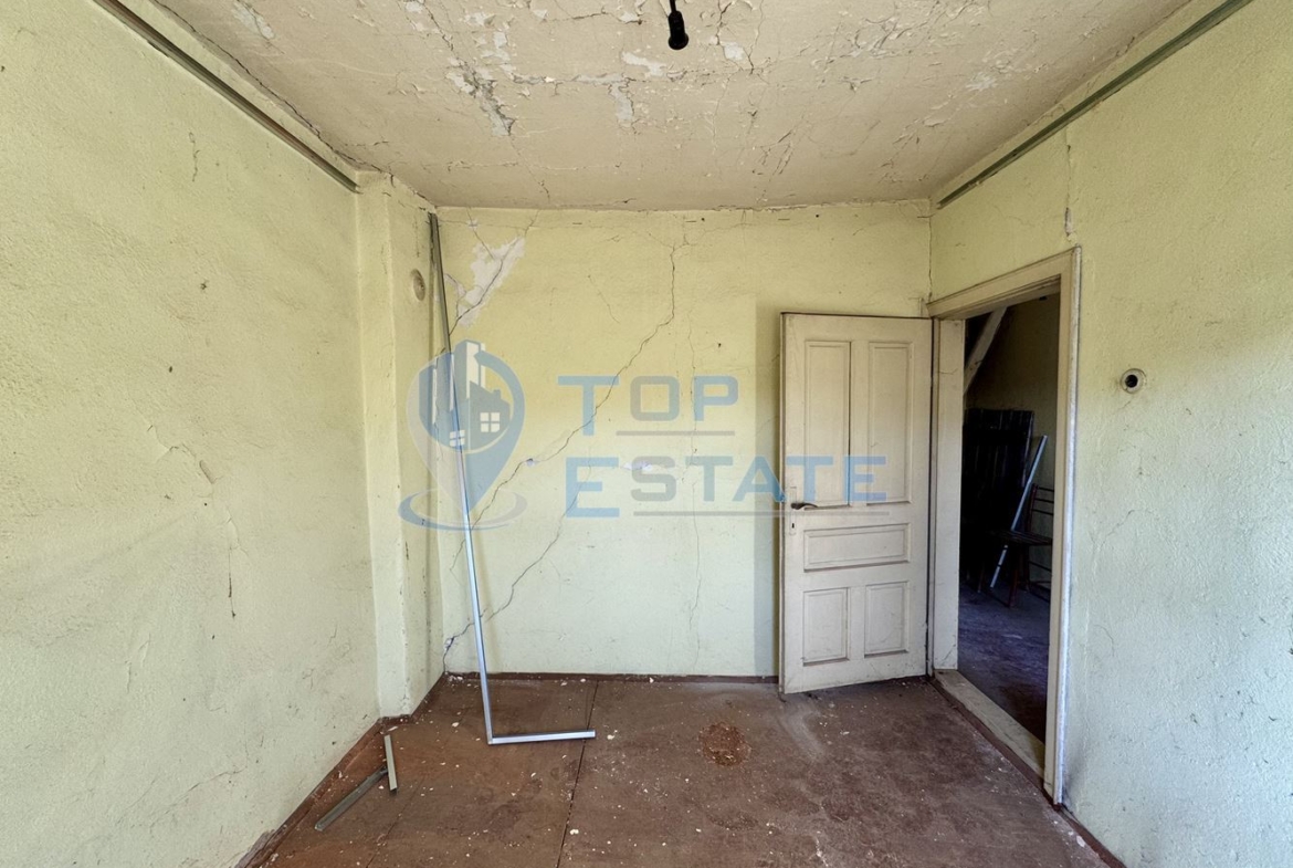 Двуетажна тухлена къща с кладенец в с. Михалци, област Велико Търново. - 0