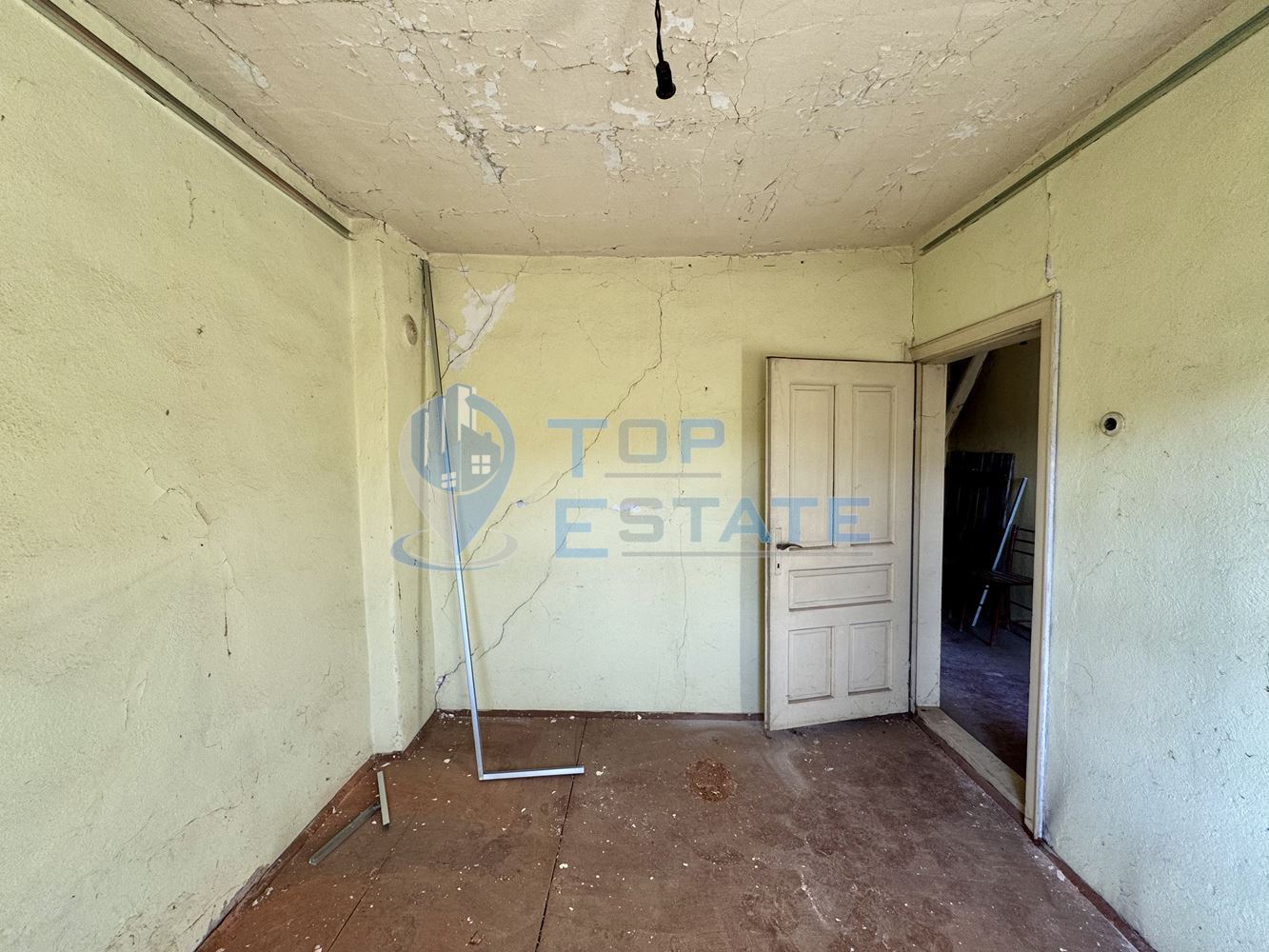 Двуетажна тухлена къща с кладенец в с. Михалци, област Велико Търново.-0 Двуетажна тухлена къща с кладенец в с. Михалци, област Велико Търново. - 0