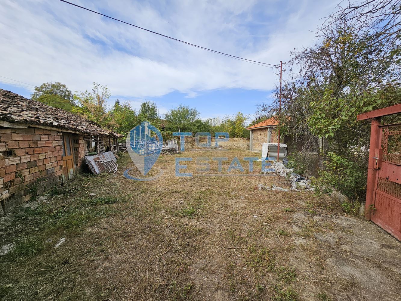 Две къщи в един голям двор със стопански постройки в с. Хотница-0 Две къщи в един голям двор със стопански постройки в с. Хотница - 0