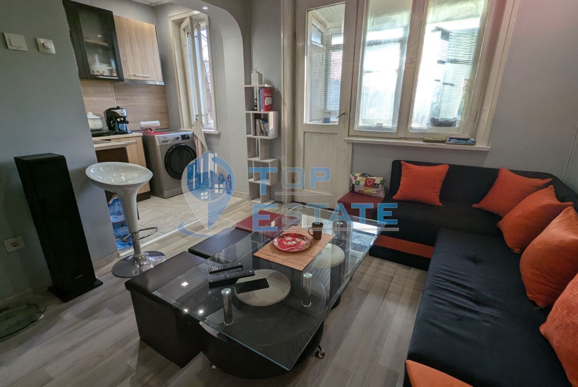 Двустаен тухлен апартамент на комуникативна улица в квартал Гарата, град Горна Оряховица, област Велико Търново - 0