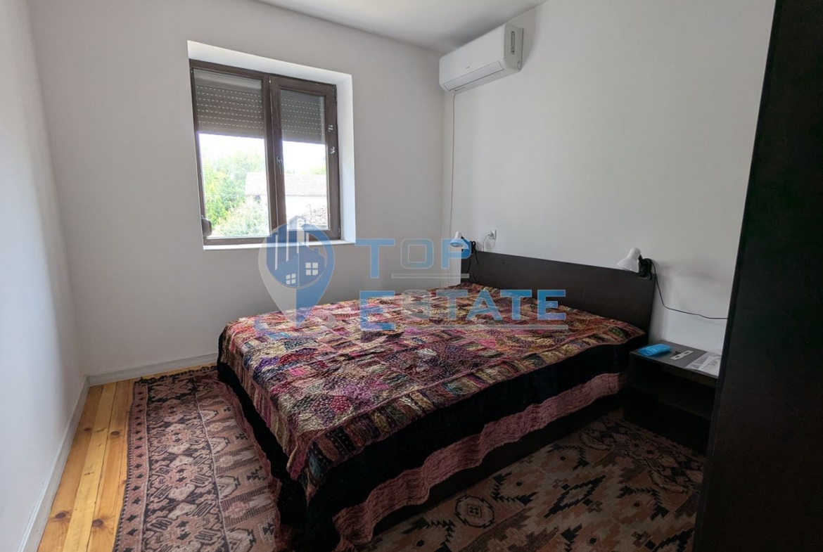 Двуетажна реновирана тухлена къща на центъра на село Поликраище, област Велико Търново - 0