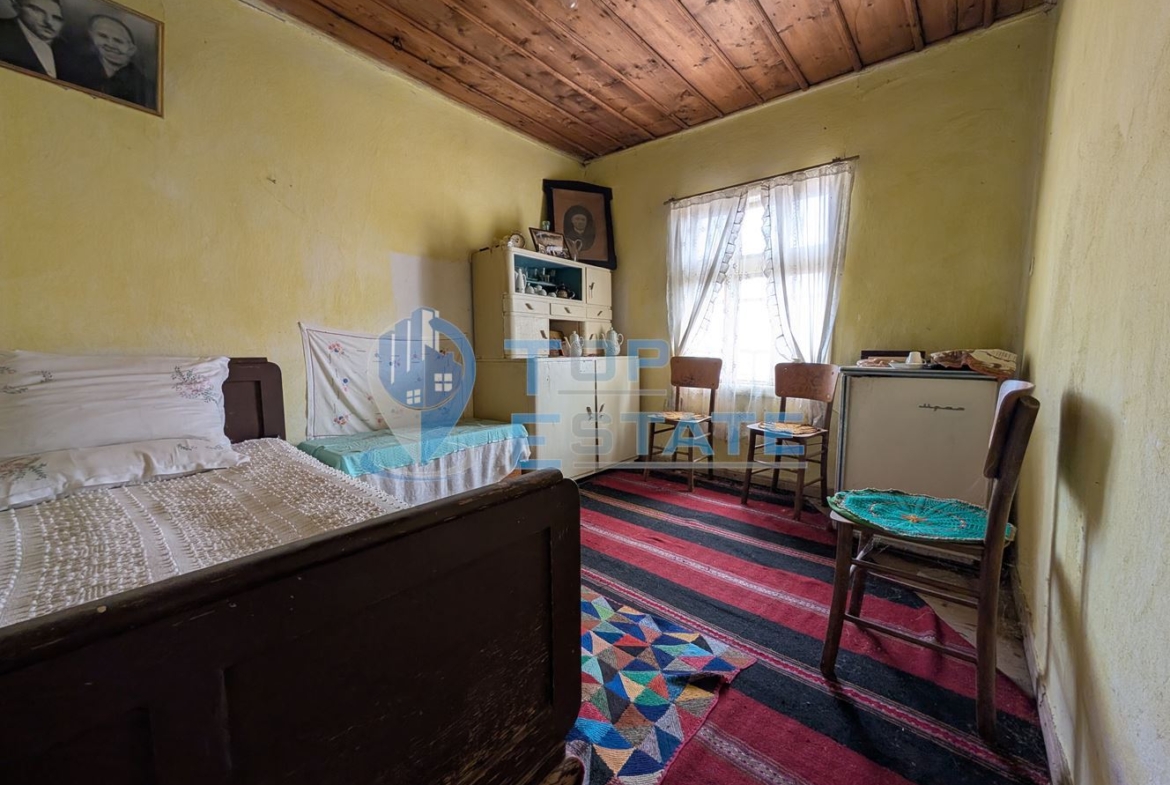 Двуетажна старинна къща с кладенец в село Малки Вършец - 0