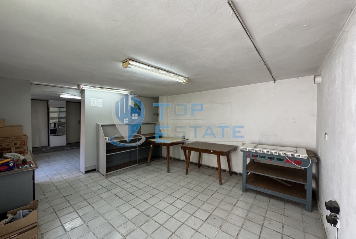 Двуетажна сграда подходяща за развитие на бизнес в центъра на град Павликени, област Велико Търново - 0