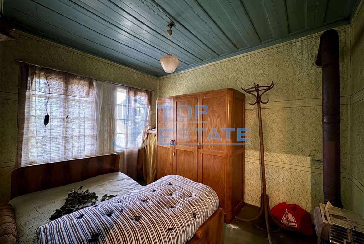 Двуетажна къща с кладенец и голям двор в село Ресен, област Велико Търново - 0