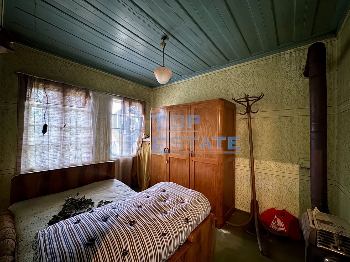 Двуетажна къща с кладенец и голям двор в село Ресен, област Велико Търново - 0