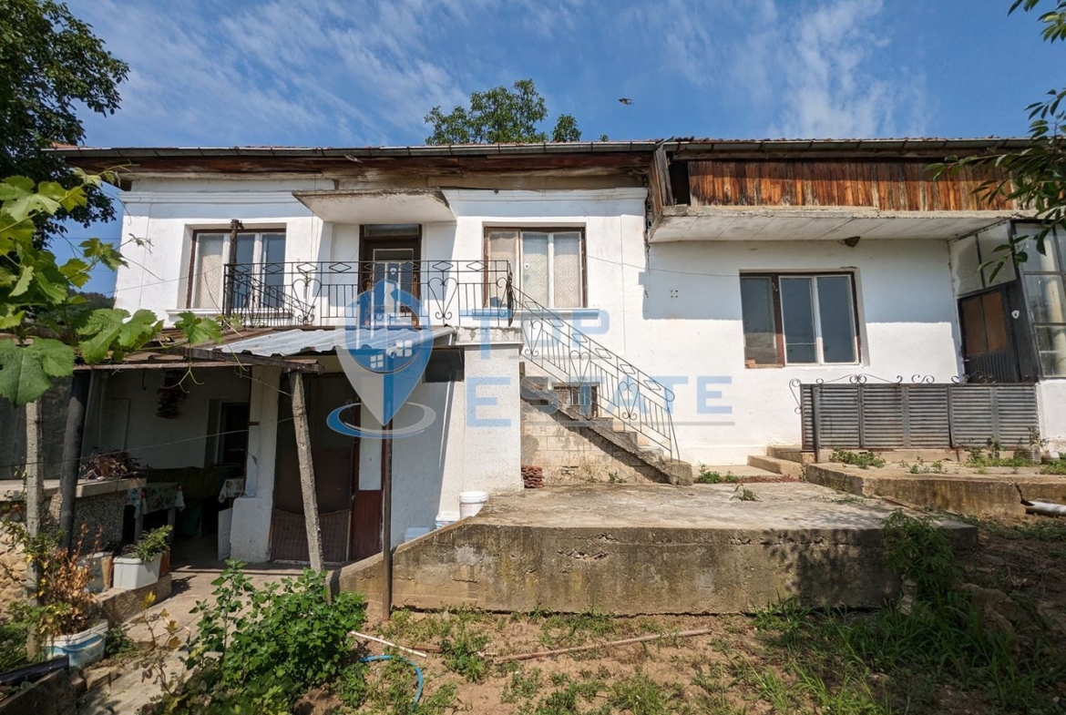 Двуетажна къща с кладенец и гараж в град Сухиндол - 0