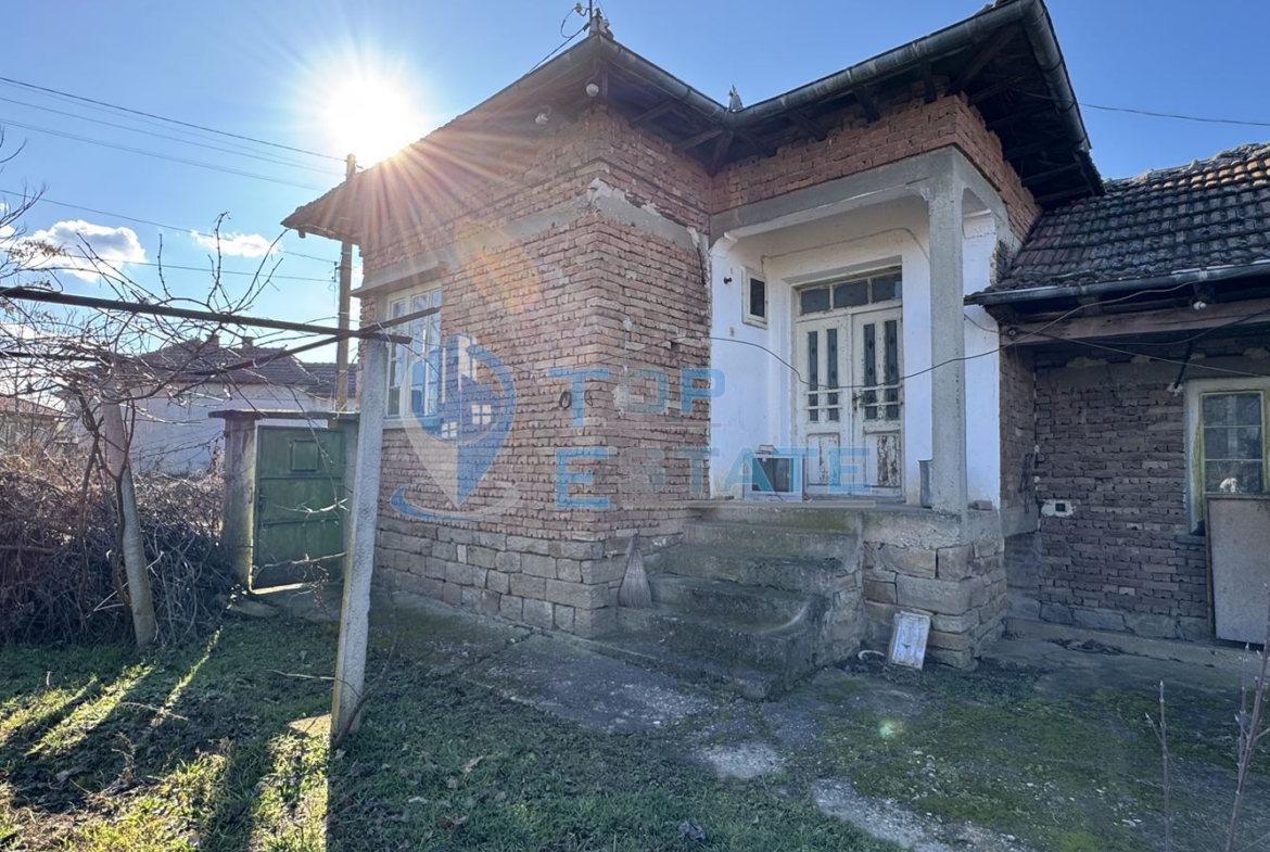 Тухлена къща с кладенец в с. Козаревец, област Велико Търново - 0