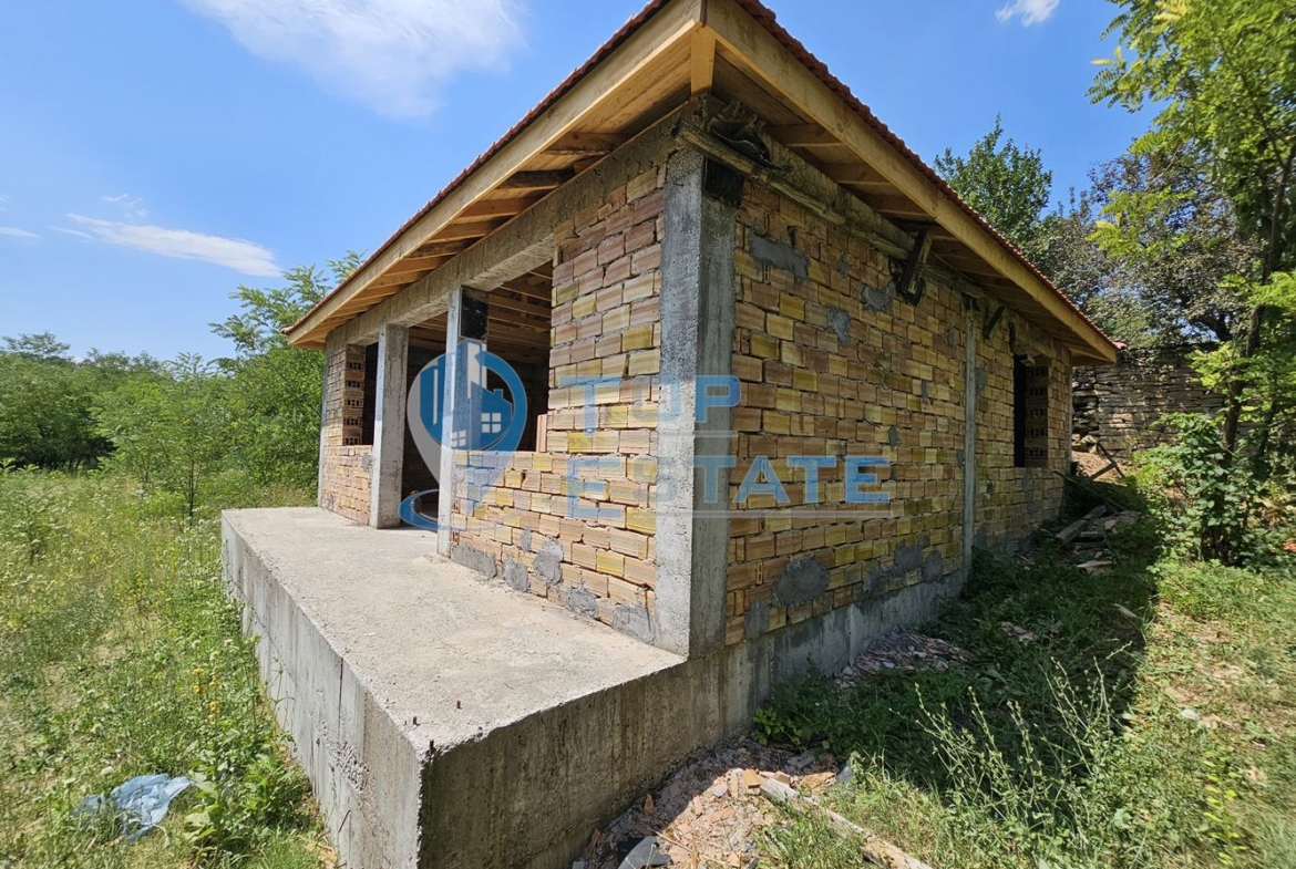 Голям панорамен парцел с къща на груб строеж със завършен покрив в село Славейково, област Габрово - 0