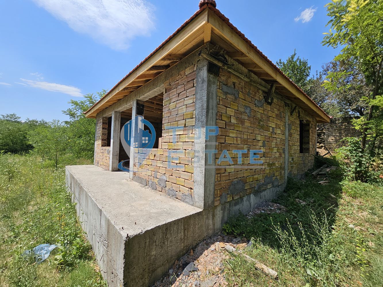 Голям панорамен парцел с къща на груб строеж със завършен покрив в село Славейково, област Габрово-0 Голям панорамен парцел с къща на груб строеж със завършен покрив в село Славейково, област Габрово - 0