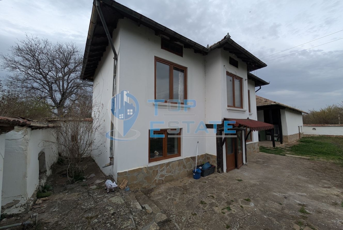 Двуетажна къща с голям двор и кладенец в село Ресен - 0