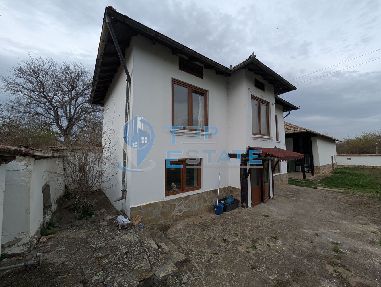 Двуетажна къща с голям двор и кладенец в село Ресен - 0