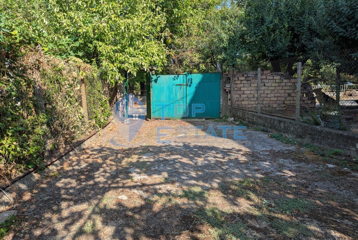 Двуетажна тухлена къща с кладенец в село Поликраище, област Велико Търново - 0