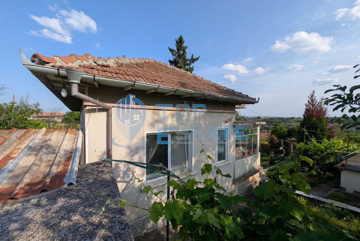 Едноетажна къща с множество стопански постройки и голям двор в село Хаджидимитрово - 0