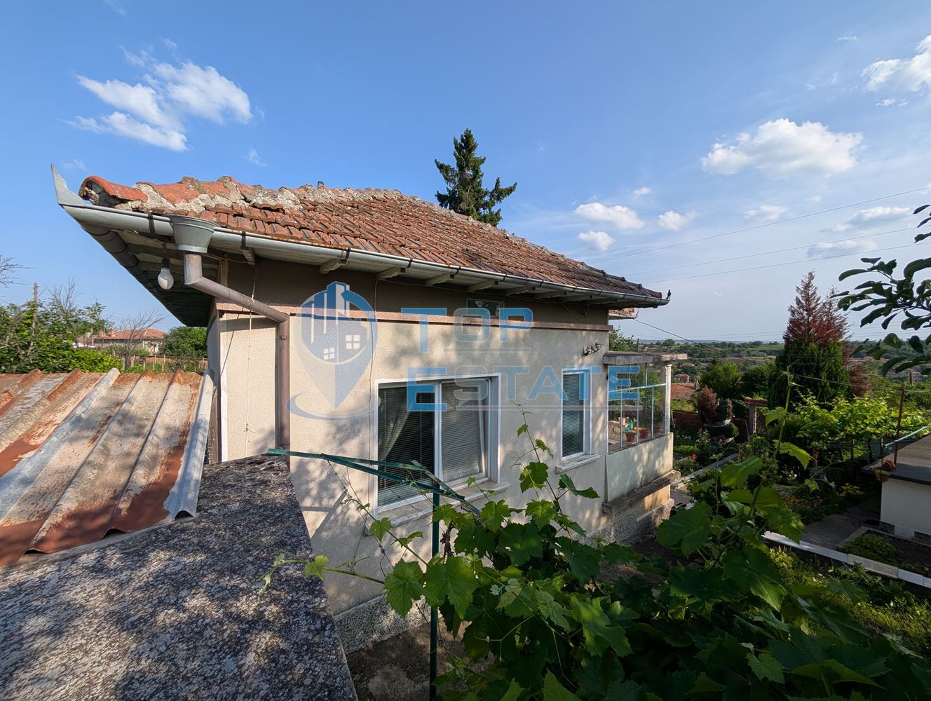 Едноетажна къща с множество стопански постройки и голям двор в село Хаджидимитрово - 0