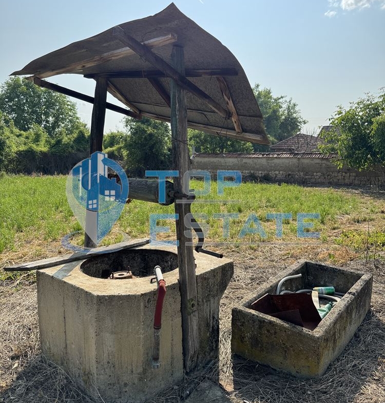 Тухлена къща с кладенец и стопански постройки в село Драганово, област Велико Търново - 0