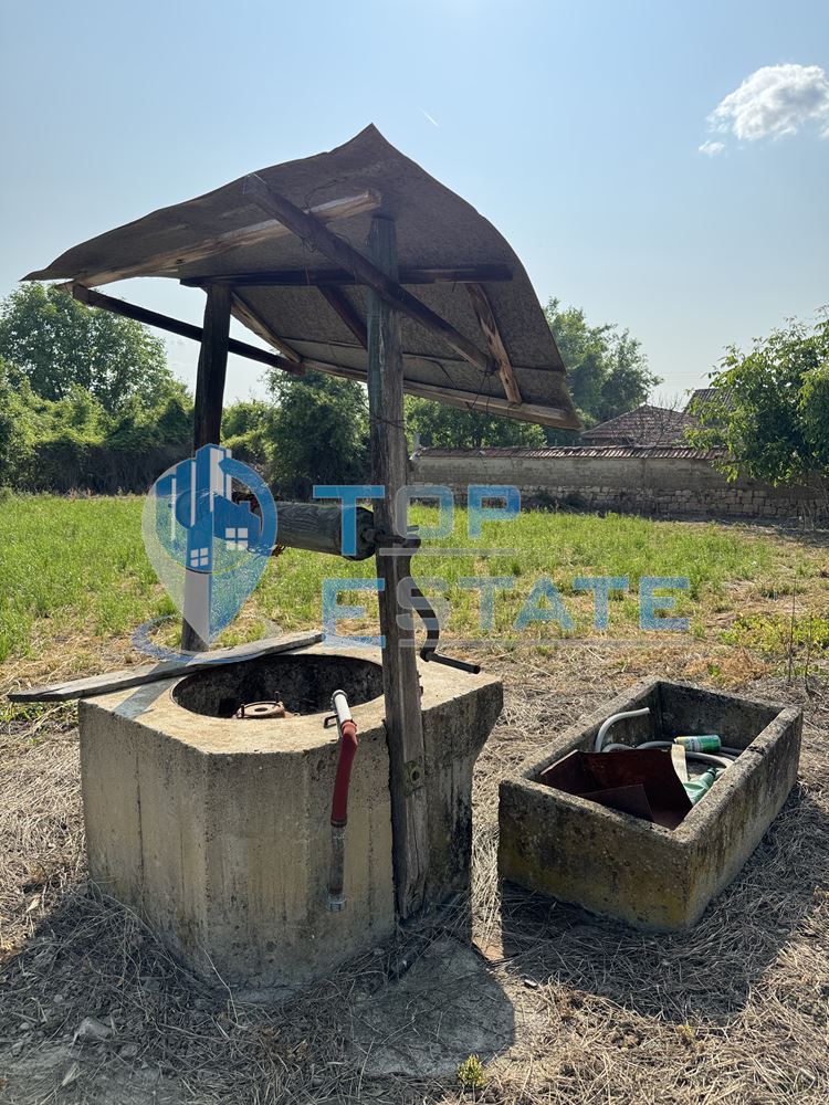Тухлена къща с кладенец и стопански постройки в село Драганово, област Велико Търново - 0