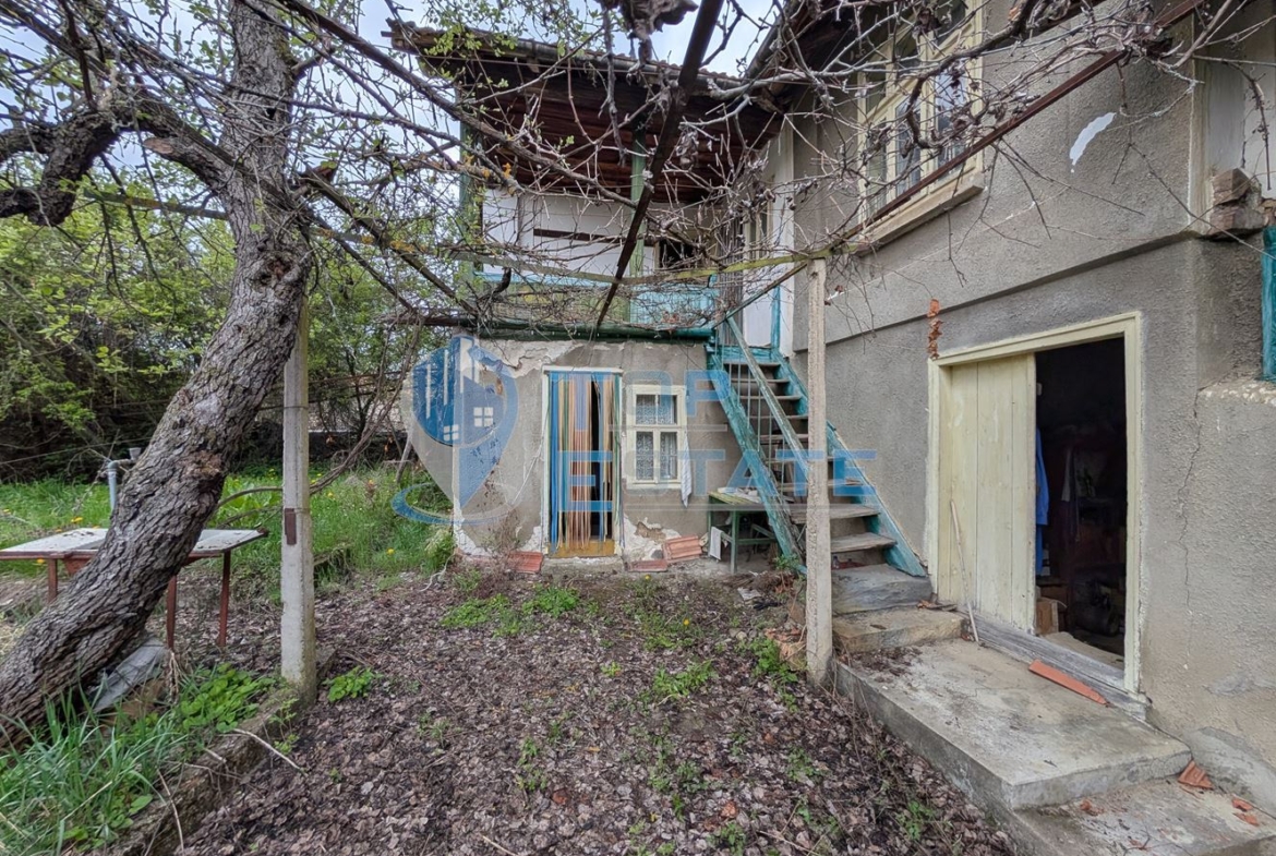 Двуетажна старинна къща с кладенец в село Малки Вършец - 0