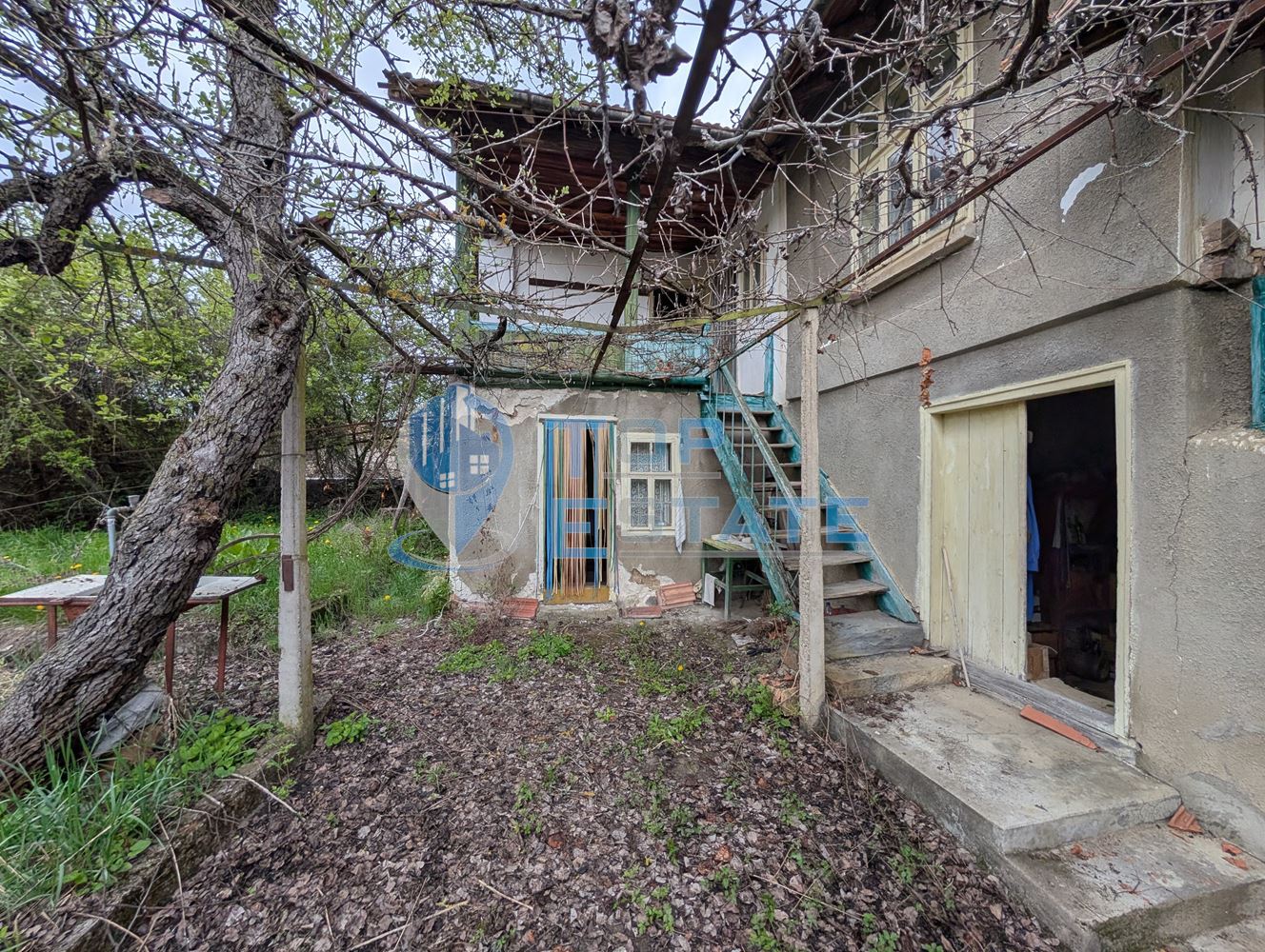 Двуетажна старинна къща с кладенец в село Малки Вършец - 0