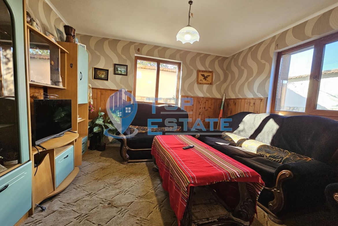 Обзаведена къща с три спални, барбекю, двор и гараж в село Поликраище, област Велико Търново - 0