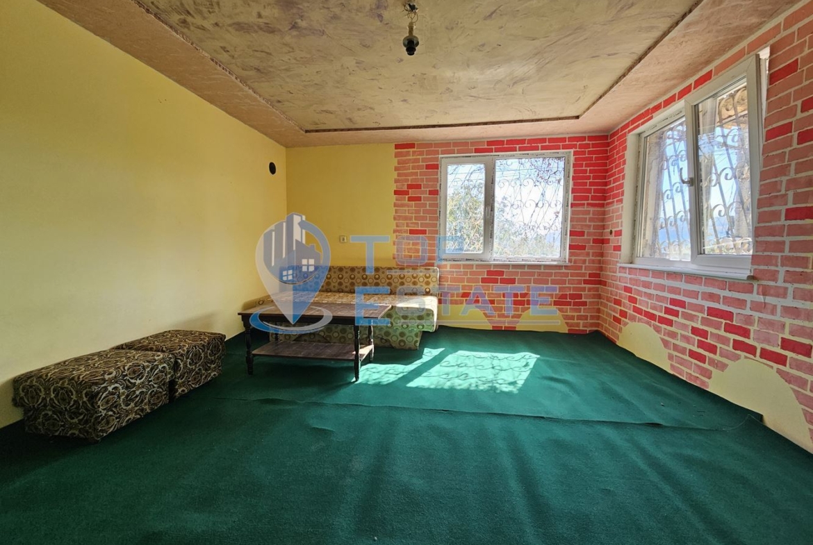 Реновирана къща с голям двор и гараж в село Самоводене - 0