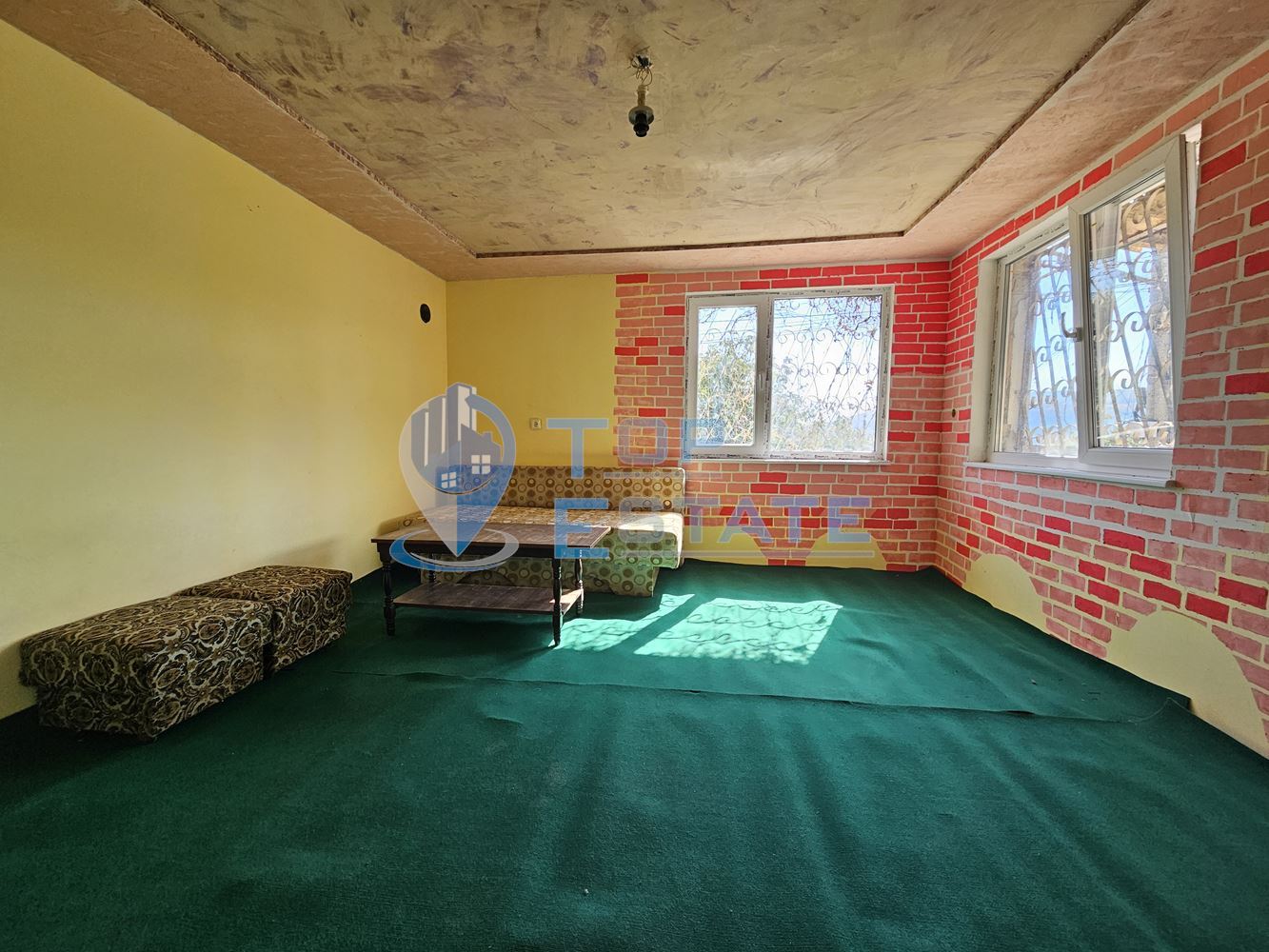 Реновирана къща с голям двор и гараж в село Самоводене - 0