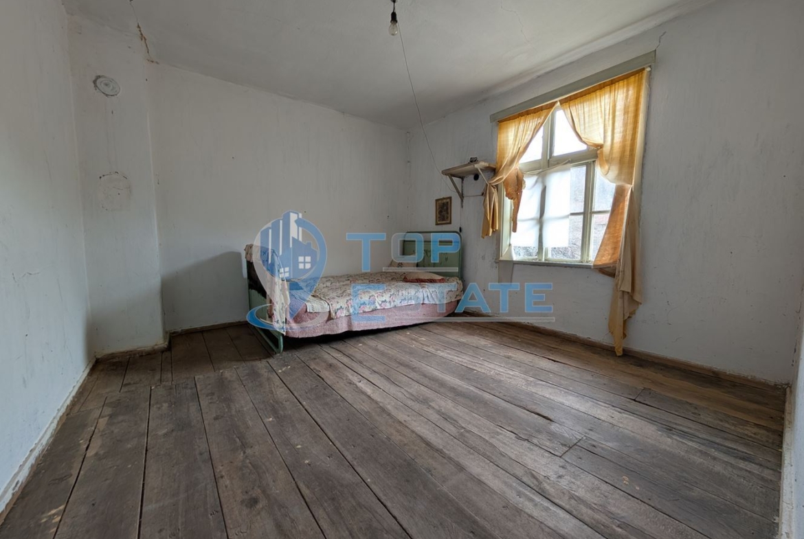 Двуетажна тухлена къща в Тревненския балкан - 0