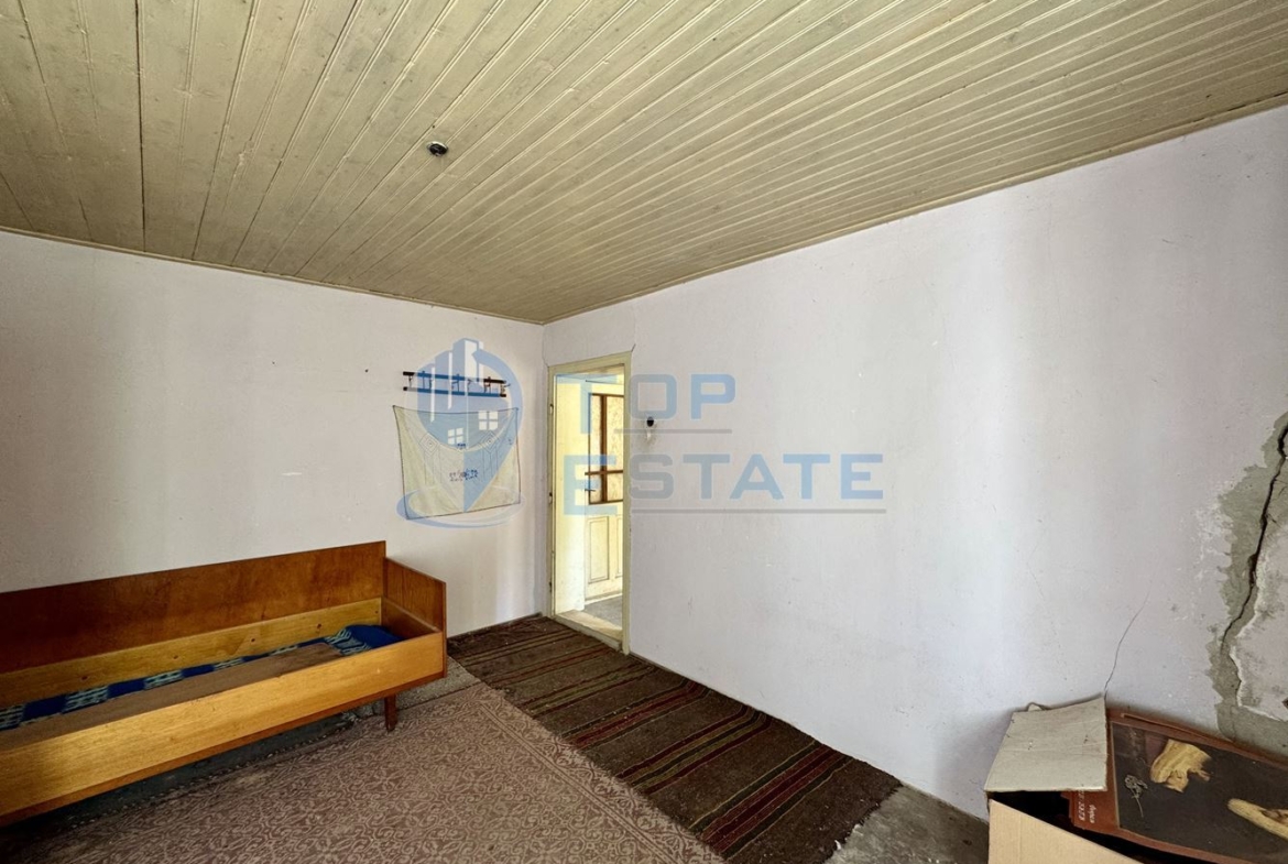 Двуетажна тухлена къща с кладенец и гараж в село Водолей, област Велико Търново - 0