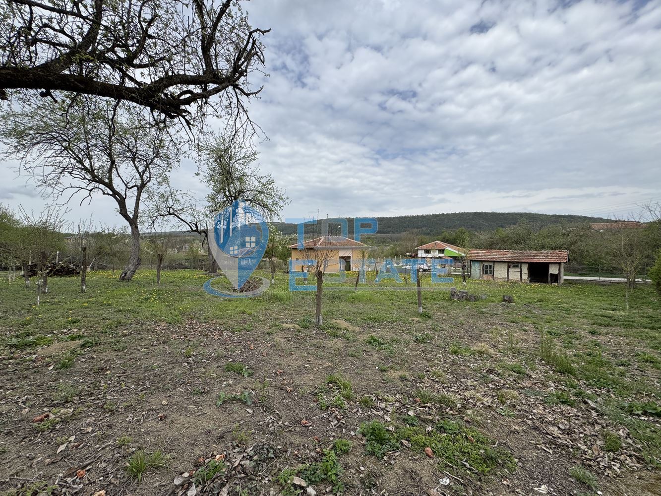 Къща с кладенец и допълнителна постройка в село Пчелище, област Велико Търново - 0