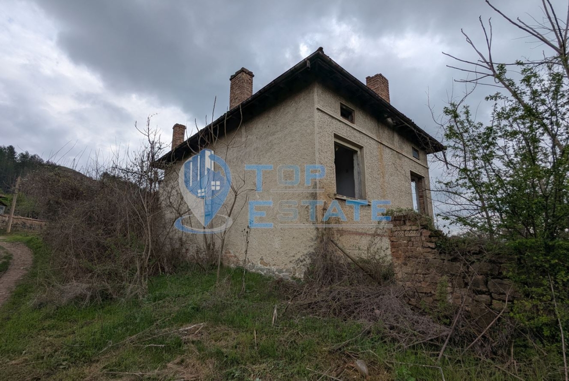 Голям двор със стара къща в покрайнините на село Михалци, област Велико Търново - 0