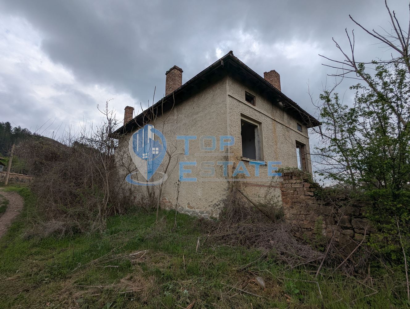 Голям двор със стара къща в покрайнините на село Михалци, област Велико Търново - 0